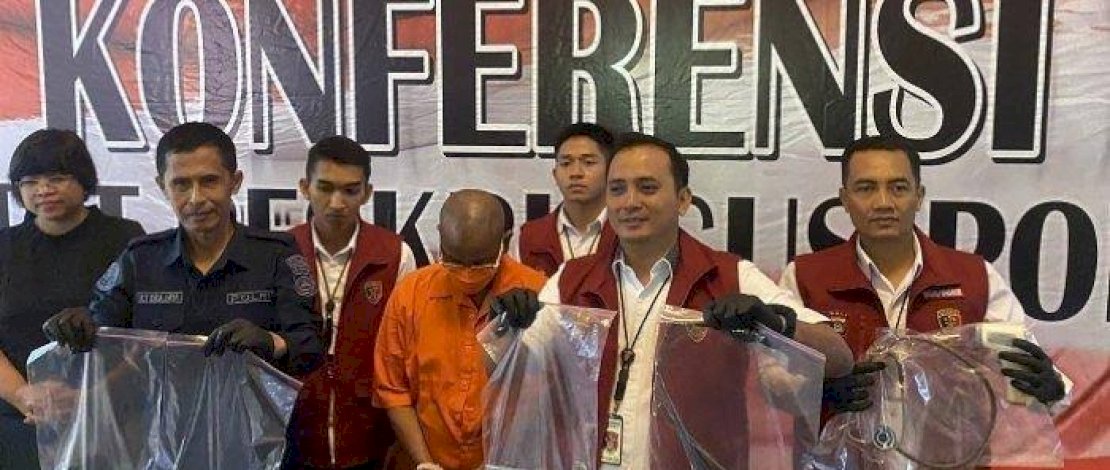 Polda Bali menggelar konferensi pers dengan menghadirkan tersangka I Ketut Arik Wirantara. Polda Bali menggelar konferensi pers dengan menghadirkan tersangka I Ketut Arik Wirantara.