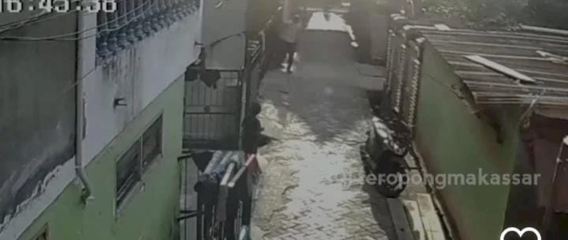 Rekaman CCTV oknum RT aniaya warga di Makassar.