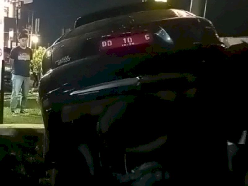Ditabrak dari Belakang, Mobil Pajero Berplat Merah Nyemplung ke Parit Jalan Tun Abdul Razak