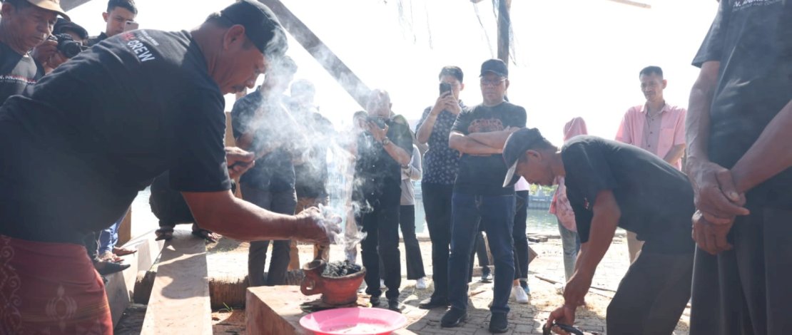 Wali Kota Makassar, Moh Ramdhan "Danny" Pomanto, memantau progres pembuatan Kapal Pinisi dan menyaksikan prosesi Pemotongan Lunas kapal di Kawasan Center Point of Indonesia (CPI), Kamis, 18 Mei 2023.