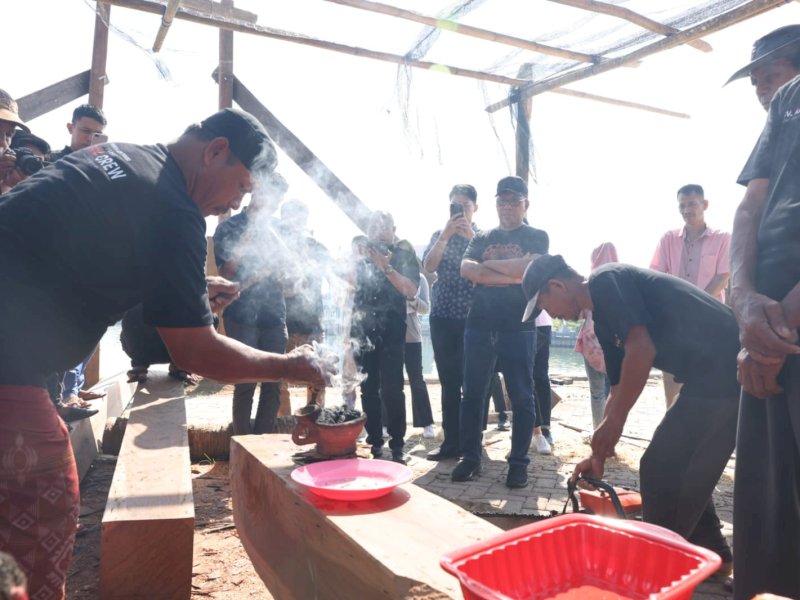 Danny Pomanto Pantau Progres Pembuatan Pinisi di CPI, Saksikan Prosesi Pemotongan Lunas Kapal