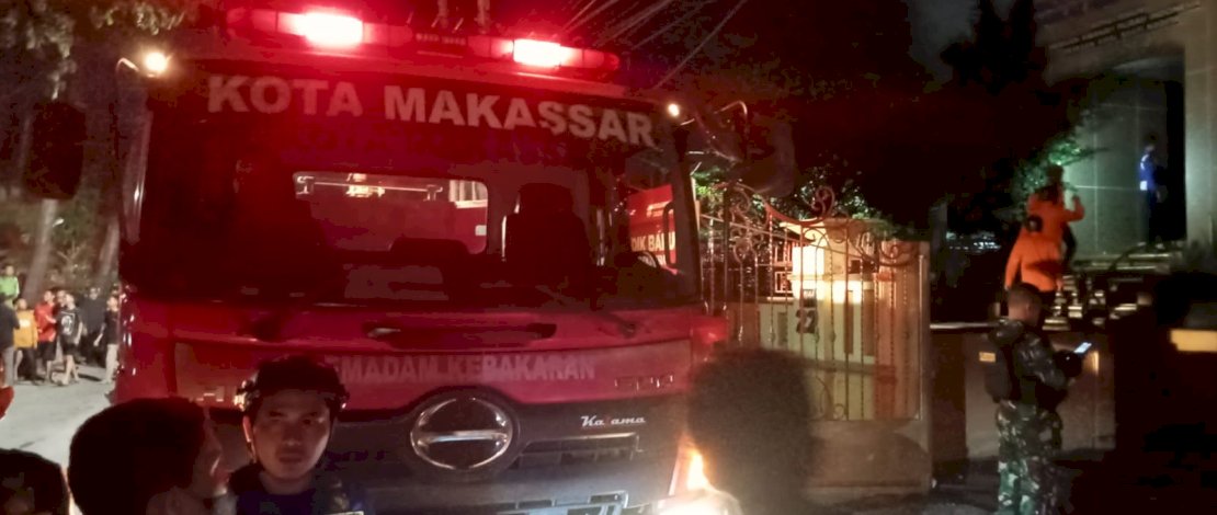 Sebanyak 11 orang dievakuasi dari dalam bangunan Sekolah Tahfidzul Qur'an Makassar yang terbakar. Sebanyak 11 orang dievakuasi dari dalam bangunan Sekolah Tahfidzul Qur'an Makassar yang terbakar.