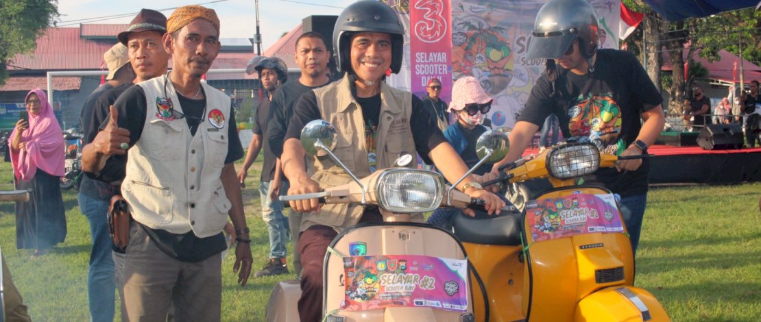 Wakil Bupati Kepulauan Selayar, Saiful Arif, membuka secara resmi kegiatan Selayar Scooter Day #2 sekaligus melepas peserta Rolling Thunder, di Lapangan Pemuda Benteng, Sabtu sore, 20 Mei 2023.