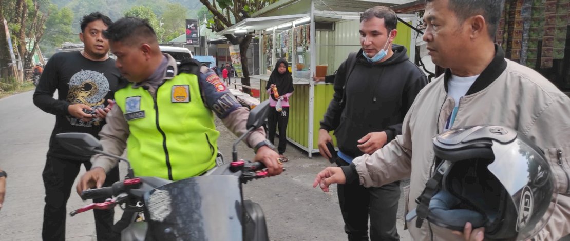 Rudenim Makassar bekerja sama dengan Polres Gowa menggelar operasi gabungan untuk menertibkan pengungsi yang mengendarai kendaraan bermotor tanpa SIM. Rudenim Makassar bekerja sama dengan Polres Gowa menggelar operasi gabungan untuk menertibkan pengungsi yang mengendarai kendaraan bermotor tanpa SIM.