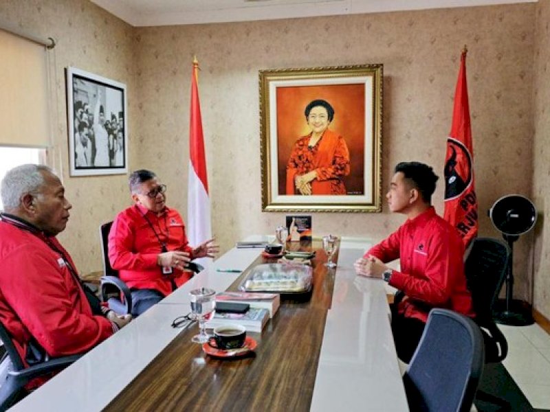 PDIP Minta Gibran dan Bobby Sadar Diri Kembalikan KTA Parpol 