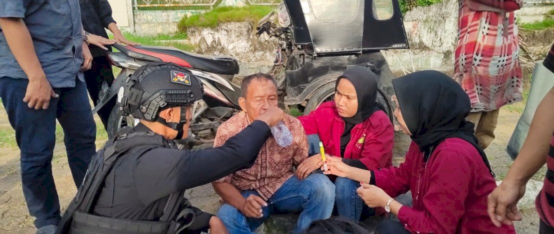 Melihat Korban Laka Lantas, Tim Patroli Brimob Bone Sigap Bantu Korban Melihat Korban Laka Lantas, Tim Patroli Brimob Bone Sigap Bantu Korban