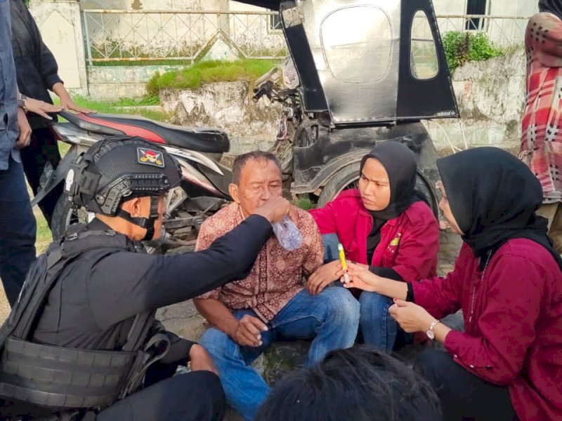 Melihat Korban Laka Lantas, Tim Patroli Brimob Bone Sigap Bantu Korban 