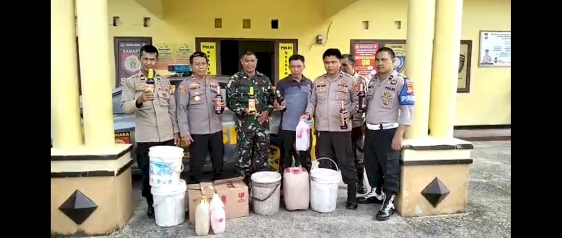 Polisi menggerebek penjual minuman keras (Miras) di Kabupaten Pinrang. Polisi menggerebek penjual minuman keras (Miras) di Kabupaten Pinrang.