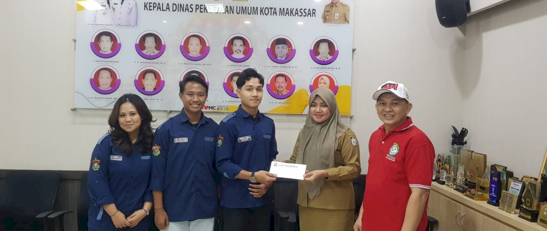 Bendahara Perserikatan Baseball/Softball Seluruh Indonesia (Perbasasi) Makassar yang juga Kepala Dinas Pekerjaan Umum Kota Makassar,  Zuhaelsy Zubir , ST, MT menerima tim softball itu di  ruang kerjanya, Selasa, 23 Mei 2023.