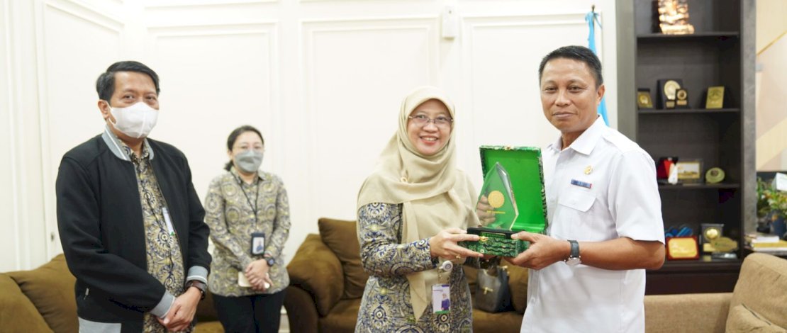 Pj Sekda Sulsel, Andi Darmawan Bintang, menerima kunjungan silaturahmi pejabat baru Deputi Direksi BPJS Kesehatan Wilayah IX Sulsel, Sulbar, Sultra, Maluku, dan Asisten Deputi Kepesertaan dan Mutu Layanan, di Ruang Kerja Sekda Sulsel, Rabu, 24 Mei 2023.