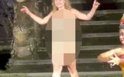 Heboh! Bule di Bali Ikut Menari Tanpa Busana 