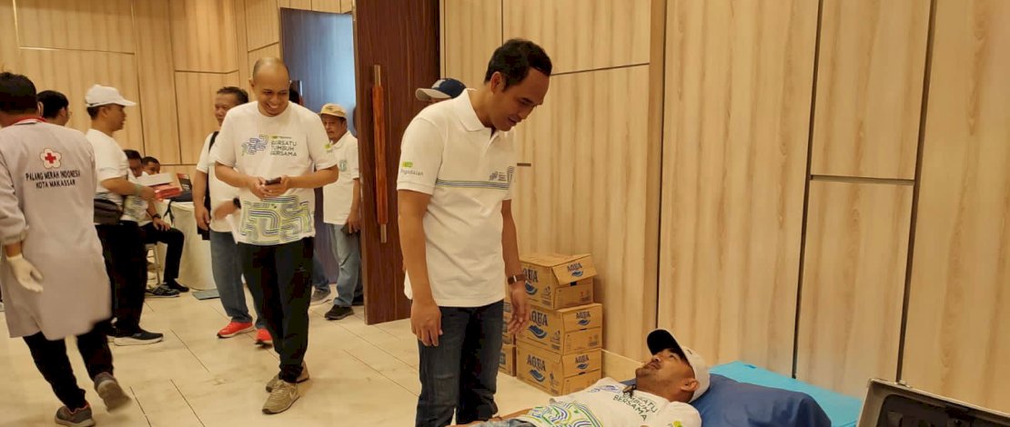Pemimpin Wilayah PT Pegadaian Kanwil Makassar Edy Purwanto mengunjungi peserta donor darah. Pemimpin Wilayah PT Pegadaian Kanwil Makassar Edy Purwanto mengunjungi peserta donor darah.