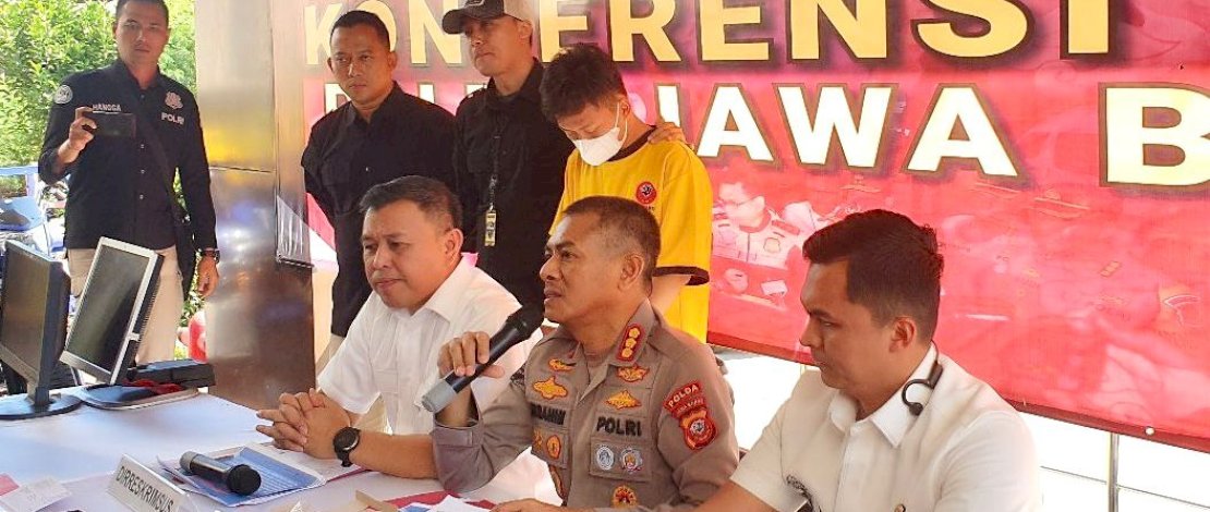  (kiri&ndash;kanan) Dir Reskrimsus Polda Jawa Barat, Deni Okvianto, S.I.K, M.H., bersama dengan Kabid Humas Polda Jawa Barat, Kombes Pol. Ibrahim Tompo S.I.K., M.Si, dalam konferensi pers penangkapan dan penahanan pengelola aplikasi streaming ilegal ZAL TV/ist