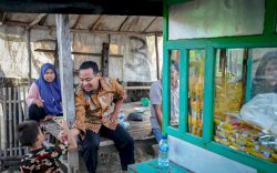 Andi Sudirman Singgah Makan Bakso Pinggir Jalan, Warga Takalar : Sederhana, Baru Kali ini Ada Gubernur Singgah