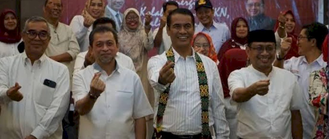 Ketua Umum (Ketum) Ikatan Keluarga Alumni (IKA) Unhas Dr. Andi Arman Sulaiman melantik Ketua IKA Unhas Kaltim Isradi Zaenal bersama jajaran pengurus di Swissbell Balikpapan, Sabtu, 20 Mei 2023.