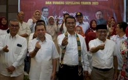 Ketum IKA Unhas Andi Amran Sulaiman Lantik Ketua IKA Unhas Kaltim Isradi Zaenal 