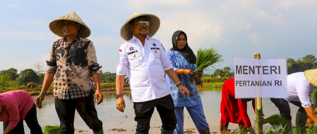 Menteri Pertanian Syahrul Yasin Limpo melakukan tanam padi di Desa Kalelantang, Kecamatan Polongbangkeng Selatan, Kabupaten Takalar. Menteri Pertanian Syahrul Yasin Limpo melakukan tanam padi di Desa Kalelantang, Kecamatan Polongbangkeng Selatan, Kabupaten Takalar.