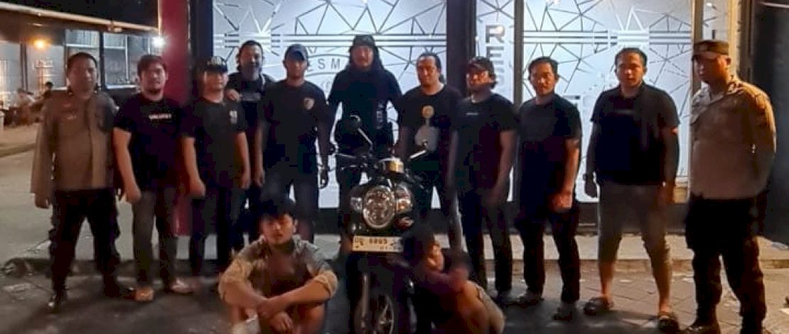 Polisi menangkap dua begal inisial IK (19) dan MF (22) di Makassar. Polisi menangkap dua begal inisial IK (19) dan MF (22) di Makassar.
