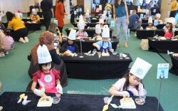 Serunya Menghias Kue Di ASTON Makassar Bersama Little Chef