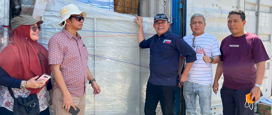 Kepala Dinas Perkimtan Sulsel Andi Bakti Haruni saat melakukan serimonial unboxing (membuka) Kontainer Peralatan Arsinum, Sabtu, 27 Mei 2023, di Makassar.