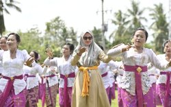 Bupati Luwu Utara Menari Bersama Ratusan Ibu-ibu di Parade Baleganjur