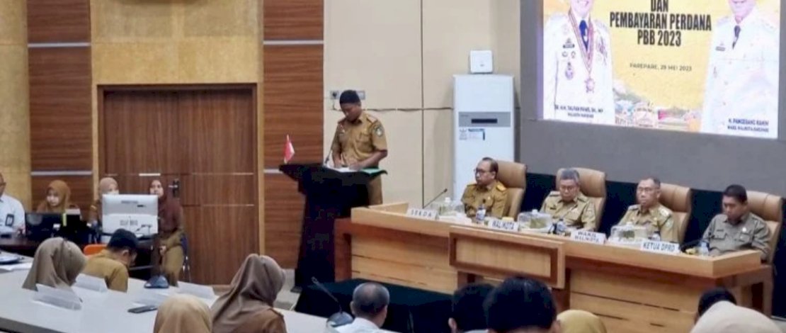 Penyerahan Daftar Himpunan Ketetapan Pajak (DHPK), Surat Pemberitahuan Pajak Terhutang (SPPT) PBB, dan Pembayaran Perdana PBB Tahun 2023, yang digelar di Ruang Pola Kantor Wali Kota&nbsp;Parepare, Senin, 29 Mei 2023.