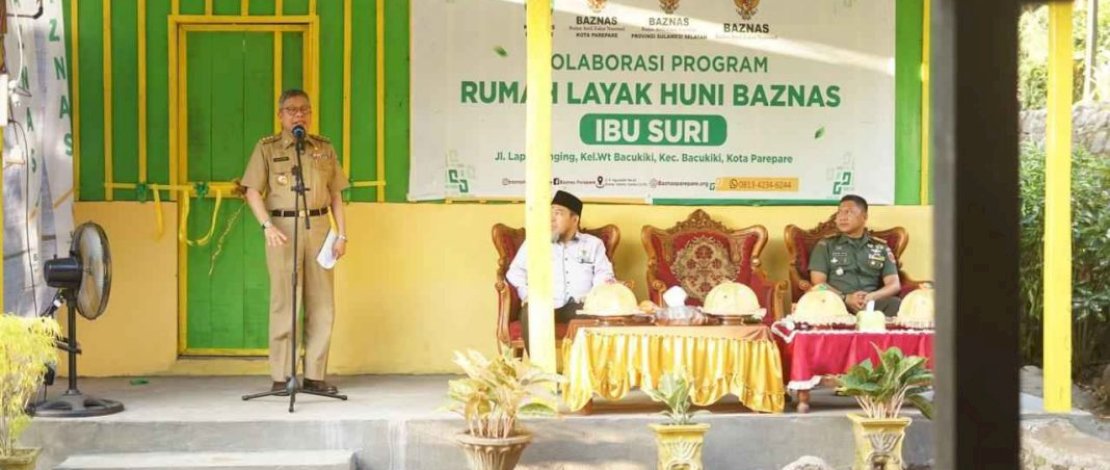 Wali Kota Parepare, Taufan Pawe, meresmikan Rumah Tinggal Layak Huni (RTLH) milik salah seorang warga yang menjadi penerima bantuan program kolaborasi antara Baznas dan Kodim 1405, di Lappa Angin, Watang Bacukiki, Senin, 29 Mei 2023.