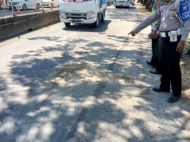 Hendak Nyalip, Pemotor di Makassar Tewas Terlindas Truk