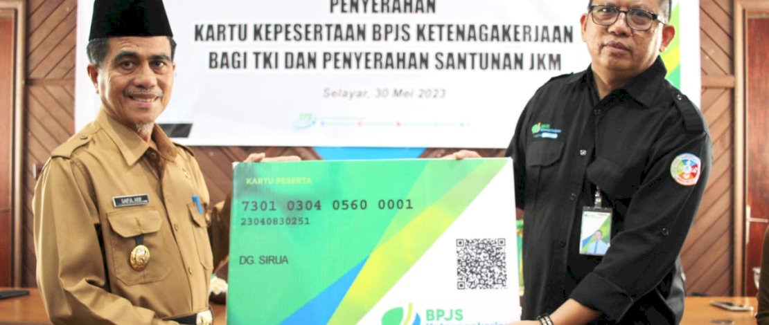 Kartu kepesertaan BPJSTK diserahkan secara simbolis oleh Kepala Kantor Cabang BPJSTK Kepulauan Selayar Firdaus kepada Wakil Bupati Saiful Arif. Kartu kepesertaan BPJSTK diserahkan secara simbolis oleh Kepala Kantor Cabang BPJSTK Kepulauan Selayar Firdaus kepada Wakil Bupati Saiful Arif.