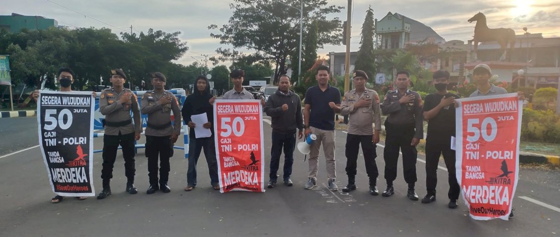Koalisi untuk Kesejahteraan TNI Polri (Kitra) Jeneponto menggelar aksi simpatik untuk mendukung kesejahteraan TNI Polri, Rabu, 31 Mei 2023. Koalisi untuk Kesejahteraan TNI Polri (Kitra) Jeneponto menggelar aksi simpatik untuk mendukung kesejahteraan TNI Polri, Rabu, 31 Mei 2023.