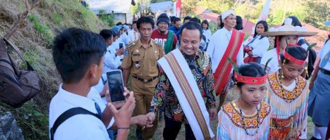 Gubernur Sulsel Andi Sudirman Sulaiman saat berkunjung ke Simbuang.