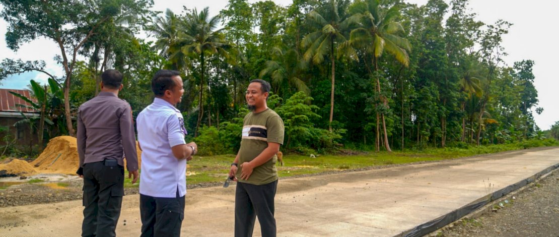 Gubernur Sulsel, Andi Sudirman Sulaiman, meninjau pembangunan ruas jalan akses Bandara Arung Palakka, di Kecamatan Awangpone, Kabupaten Bone.