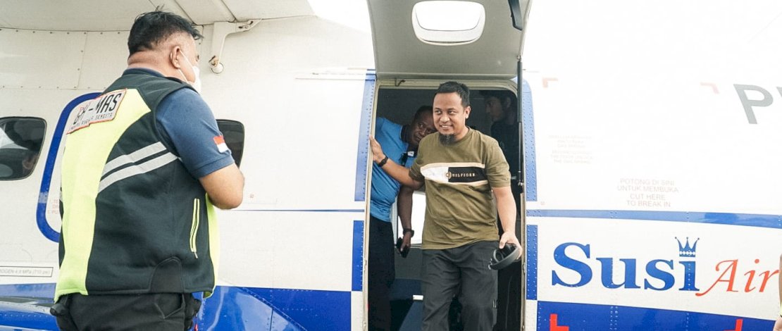 Gubernur Sulsel, Andi Sudirman Sulaiman, melakukan kunjungan kerjanya  menggunakan penerbangan subsidi dari Makassar ke Bone melalui Susi Air.