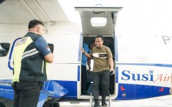Gubernur Andi Sudirman Jajal Pesawat Susi Air Makassar - Bone