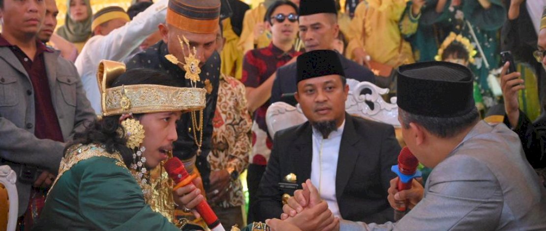 Gubernur Sulsel, Andi Sudirman Sulaiman, hadir secara langsung menjadi saksi pernikahan komedian dan konten kreator Nur Ichsan Hasyim (Tumming) dengan pasangan Nur Ananda (Nanda) di Malino, Kabupaten Gowa.
