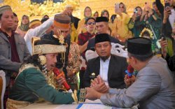 Gubernur Andi Sudirman Jadi Saksi Pernikahan Tumming - Nanda di Gowa