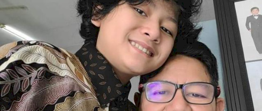 Almarhum Basman Nafa Yaskura (kemeja batik) bersama ayahnya, Benny Yusuf Nurdin (istimewa).