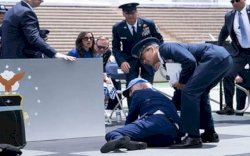 Usai Berpidato, Presiden Joe Biden Jatuh Terkapar di Atas Panggung 