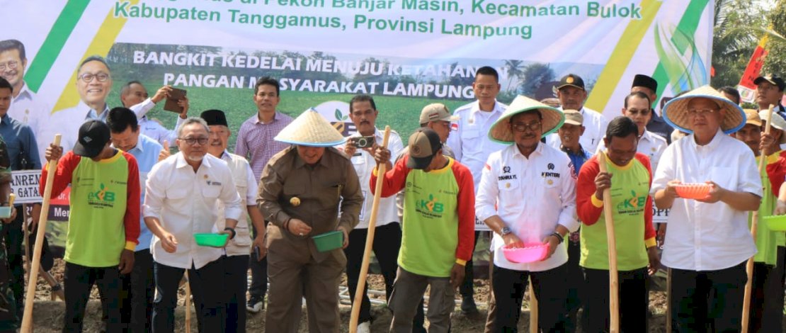Menteri Pertanian Syahrul Yasin Limpo melakukan tanam kedelai di Pekon Banjar Masin, Kecamatan Bulok, Kabupaten Tanggamus, Lampung, Jumat, 2 Juni 2023.