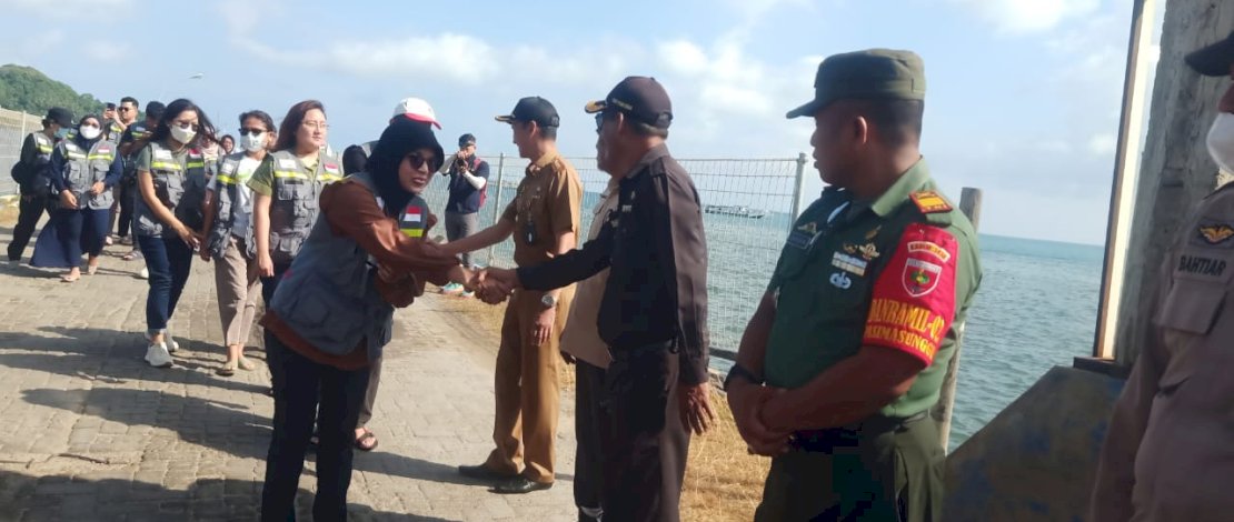 Staf Ahli Bidang Pemerintahan Drs Hisbullah Kamaruddin, membuka secara resmi pelaksanaan Bakti Sosial Dochtor Share RS Apung Dr Lie Dharmawan II di Jampea.
Staf Ahli Bidang Pemerintahan Drs Hisbullah Kamaruddin, membuka secara resmi pelaksanaan Bakti Sosial Dochtor Share RS Apung Dr Lie Dharmawan II di Jampea.