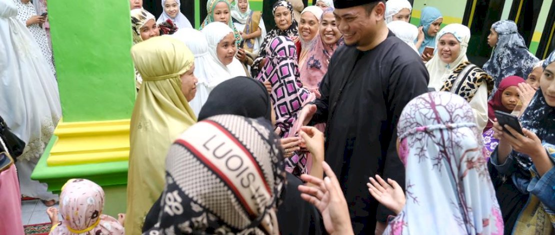 Tarawih di Bontonompo, Bupati Adnan Disambut Antusias Warga Setempat