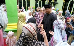 Tarawih di Bontonompo, Bupati Adnan Disambut Antusias Warga Setempat
