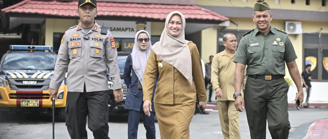 Bupati Luwu Utara, Indah Putri Indriani, menghadiri apel Deklarasi Polisi RW/Dusun Polres Luwu Utara, di Pelataran Mako Polres Luwu Utara, Senin, 5 Juni 2023.