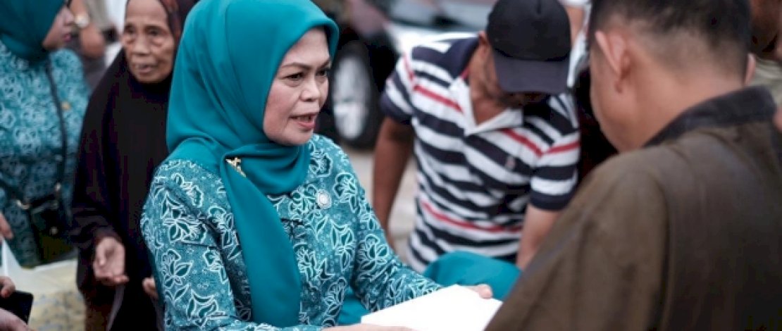 PKK dan DWP Gowa Bagikan 3.000 Takjil untuk Masyarakat