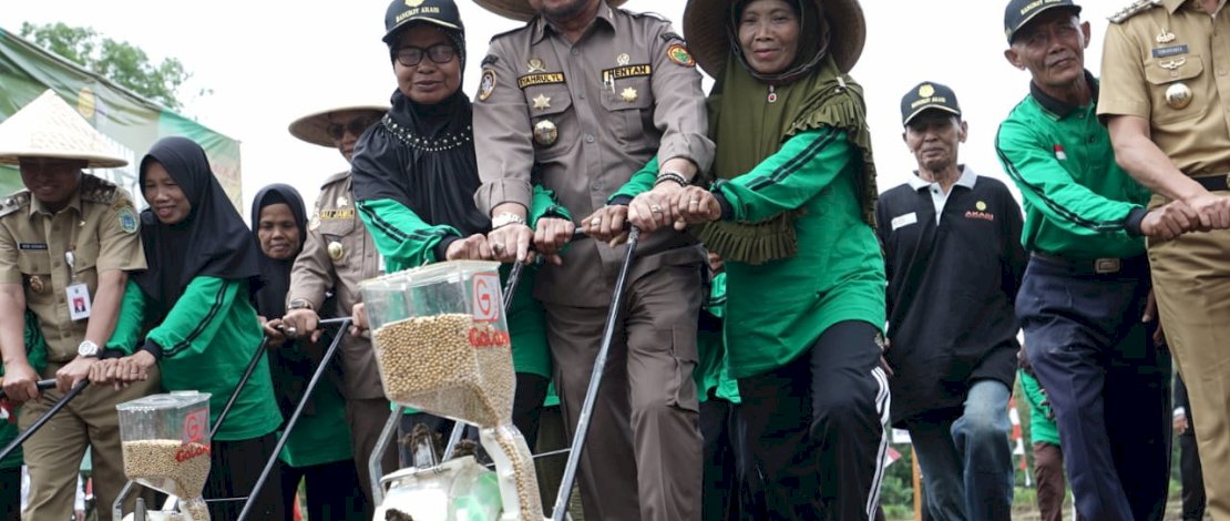 Menteri Pertanian Syahrul Yasin Limpo menggelar penanaman kedelai di Desa Candirejo, Kecamatan Senin, Kabupaten Gunungkidul, Daerah Istimewa Yogyakarta (DIY).
