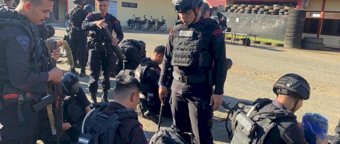 Komandan Batalyon (Danyon) C Pelopor Satbrimob Polda Sulsel Kompol Nur Ichsan, S.Sos., M.Si., melaksanakan Apel Kesiapsiagaan di lapangan Mako Batalyon C Pelopor, Jalan M.H. Thamrin No. 70 Kelurahan Ta' Kecamatan Tanete Riattang Kabupaten Bone, Rabu (7/6/2023). Komandan Batalyon (Danyon) C Pelopor Satbrimob Polda Sulsel Kompol Nur Ichsan, S.Sos., M.Si., melaksanakan Apel Kesiapsiagaan di lapangan Mako Batalyon C Pelopor, Jalan M.H. Thamrin No. 70 Kelurahan Ta' Kecamatan Tanete Riattang Kabupaten Bone, Rabu (7/6/2023).