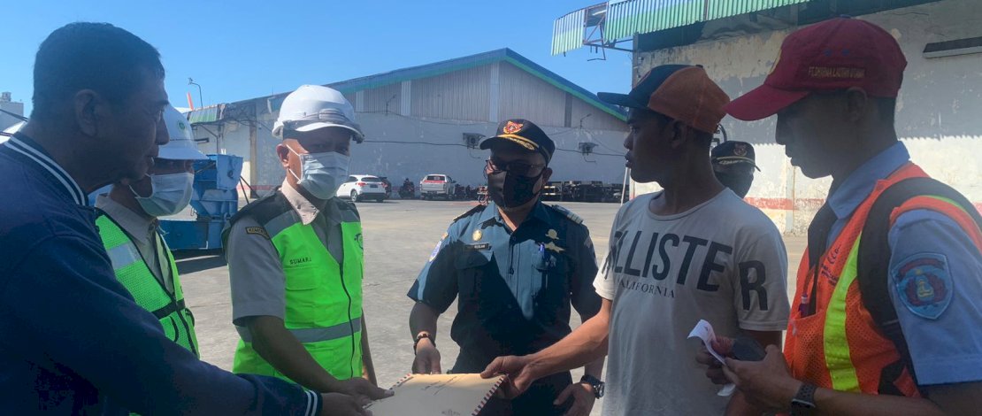 Karantina Pertanian Makassar melalui wilayah kerja Pelabuhan Laut Utama Makassar melakukan penolakan 6 ekor kerbau yang datang dari Surabaya.