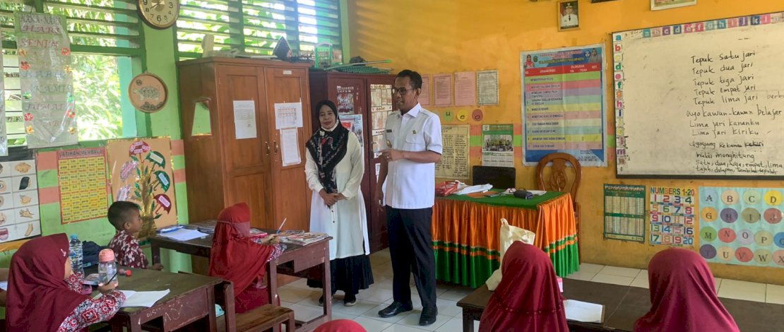 Pj Bupati Takalar, Setiawan Aswad, memantau proses belajar mengajar dan kondisi fisik gedung sekolah di SDN 234 Takalar. Pj Bupati Takalar, Setiawan Aswad, memantau proses belajar mengajar dan kondisi fisik gedung sekolah di SDN 234 Takalar.