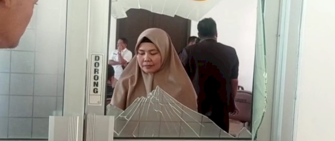 Kaca Pecah, Rapat Komunikasi Pimpinan DPRD dan TAPD Bone Ricuh