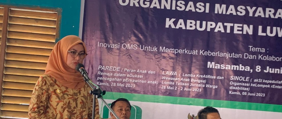 Bupati Indah Putri Indriani saat menghadiri Pameran Inovasi dan Dialog Publik Peran OMS sebagai rangkaian kegiatan Festival Inovasi, di pelataran Warkop Teras Adira, Masamba, Kamis, 8 Juni 2023.
